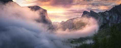 Sunrise at the Tunnel View in Yosemite Nationalpark, California, Usa ...