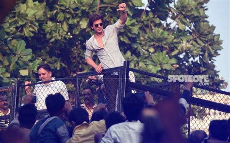 PICS: Shah Rukh Khan Meets His Fans Outside Mannat On His Birthday