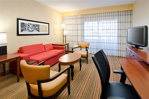 Hotels and Restaurants near Albuquerque Airport | Courtyard Albuquerque ...