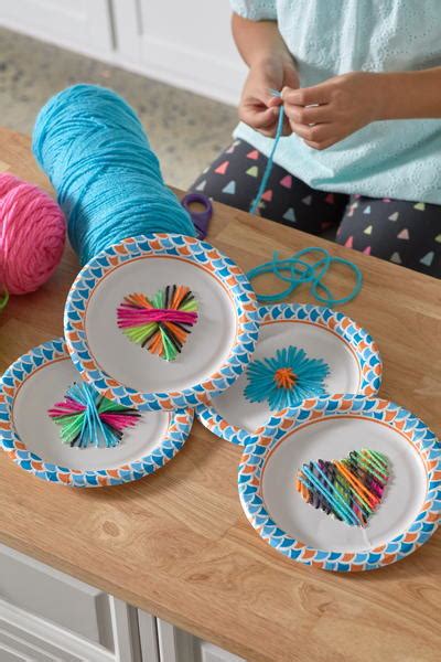 Paper Plate Weaving | FaveCrafts.com