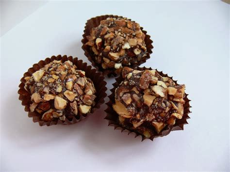 The Ultimate Chocolate Blog: Honey-Almond-Nougat Dark Chocolate Truffle Recipe