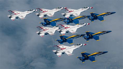 IMAGENS: Thunderbirds e Blue Angels novamente realizam intercâmbio em ...