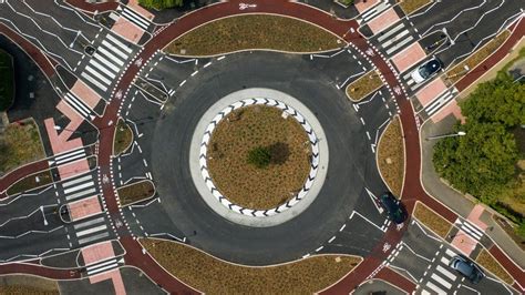 Cambridge: Figures reveal collisions on Dutch-style roundabout - BBC News