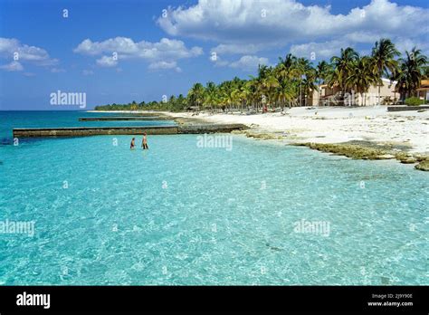 Touristen in der Lagune am Strand vom Resort Maria la Gorda, Pinar del Rio, Kuba, Karibik ...
