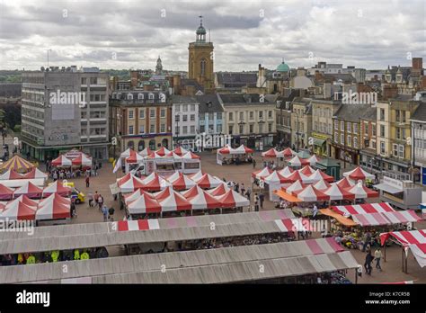 Auf den bunten Ständen auf den Marktplatz, Northampton, UK; eine der ...