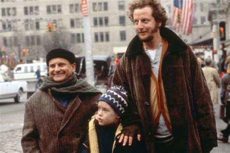 Home Alone 2: Lost in New York *** (1992, Macaulay Culkin, Joe Pesci, Daniel Stern, Catherine O ...