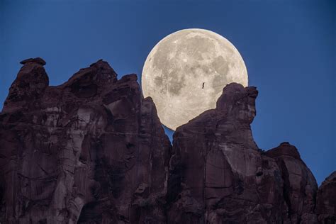 This Incredible 'MoonWalk' Photo Was Captured in a Single Shot | PetaPixel