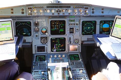 Aircraft Cockpit (Flight Deck) Cleaning - Aircraft Cleaning