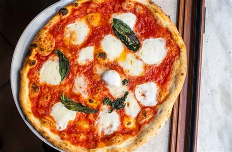 Naples Pizza Guide | The Best Pizza in Naples Italy | 2foodtrippers