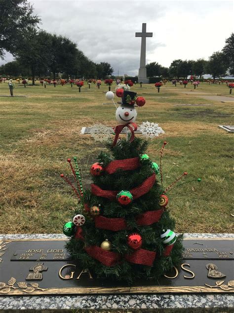 Christmas tree for loved ones at the cemetery! Tree made using a tomato ...