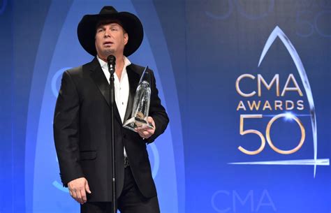 Garth Brooks wins top award, Beyonce performs at CMA Awards | CTV News