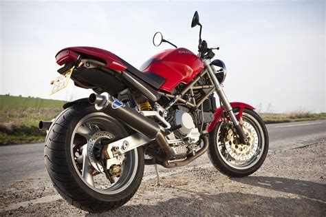 Ducati Monster M900 (1993) review | Visordown