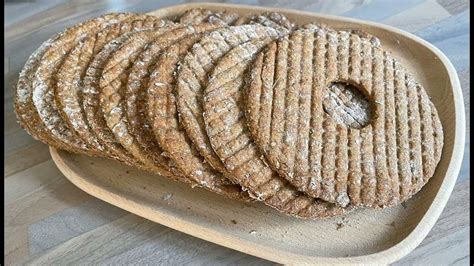 Knäckebröd Swedish Rye Crispbread - YouTube