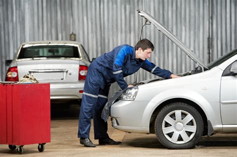 3 Things to Look for In An Auto Mechanic Training College