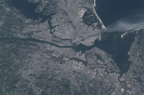 File:Manhattan smoke plume on September 11, 2001 from International Space Station (Expedition 3 ...