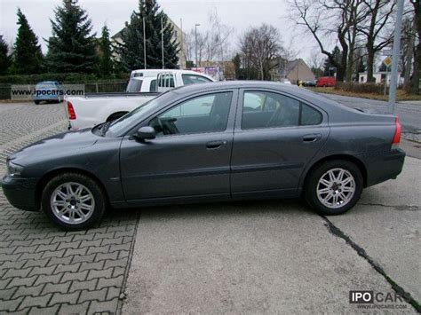 2004 Volvo S60 2.4 Momentum - Car Photo and Specs