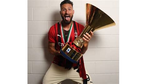 Giroud AC Milan Shirt, Celebratory Scudetto - CharityStars