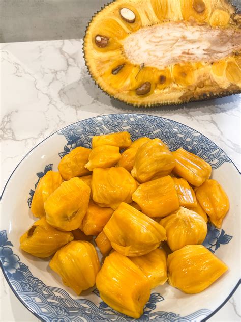 How to Cut Open a JACKFRUIT! - Ta-Daa!