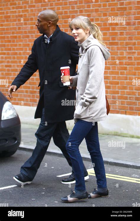 Taylor swift arriving at an office london hi-res stock photography and images - Alamy