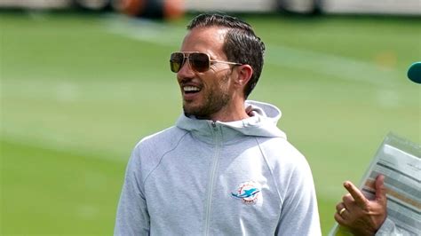 Why Mike McDaniel wears a sweatshirt during Miami Dolphins practice