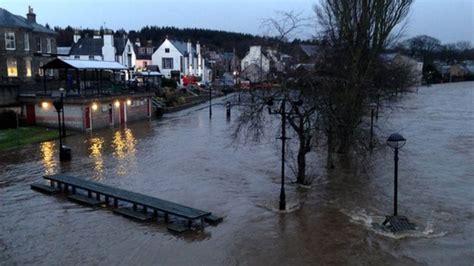 Scotland flooding: Homes evacuated and travel disrupted - BBC News