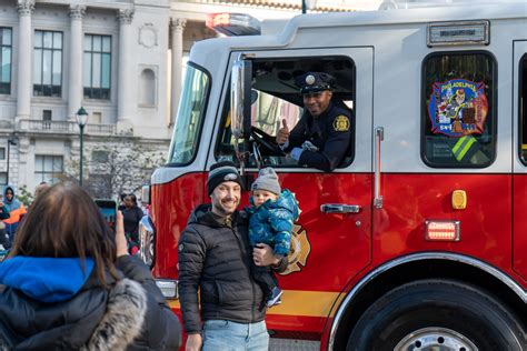 Photos from Philly's Thanksgiving Day Parade, with cute balloons, homey ...