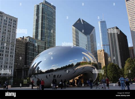 The Bean reflecting Chicago skyline Stock Photo - Alamy