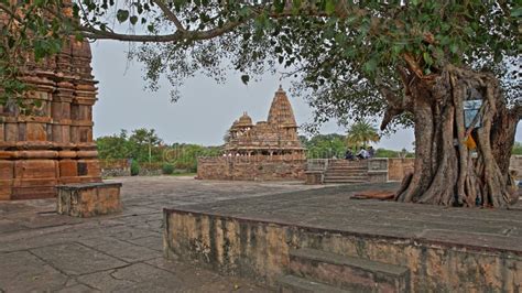 BIJOLIA, RAJASTHAN, INDIA - DECEMBER 11, 2017: Hindu Temples with a Banyan Tree in the ...