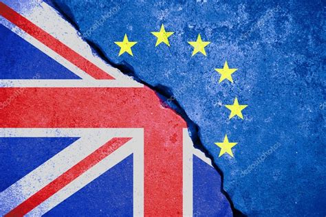 Brexit bleu Union européenne drapeau de l'UE sur le mur cassé et demi grand drapeau britannique ...