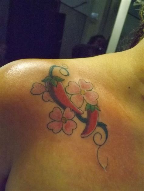 chili pepper / flower tattoo | Tatuagem de pimenta, Tatuagem, Tatuagens