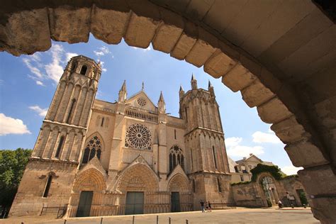 Cathédrale de Poitiers | Barcelona cathedral, Cathedral, Explore