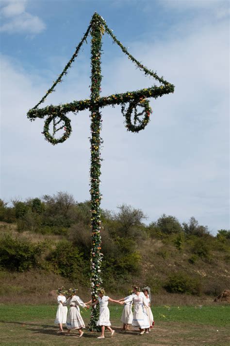 All of the Creepy Clues to Spot in the Traditional Swedish 'Midsommar ...