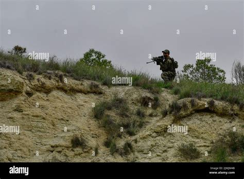 Army soldier performing military maneuvers on the battlefield Stock Photo - Alamy