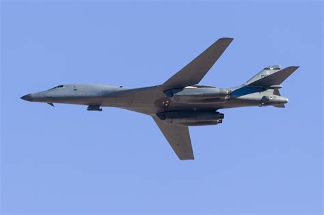 Qu'est-ce que le bombardier B-1B Lancer?