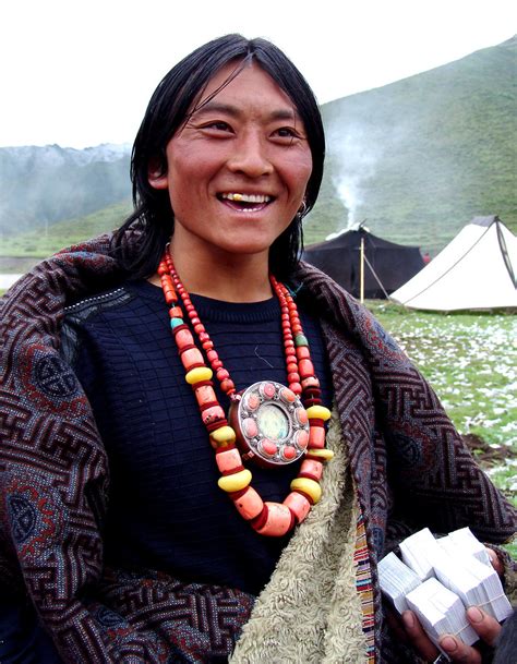 June 07 sony 431 | Tibetan man, preparing his horse for raci… | Flickr