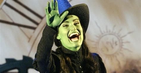 Idina Menzel Talks About Playing Elphaba in Wicked | POPSUGAR Entertainment