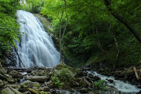 7 Amazing Waterfalls in North Carolina - Drivin' & Vibin'