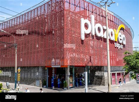 The Exterior Of A Plaza Vea Supermarket, Central Lima, Lima, Peru Stock ...