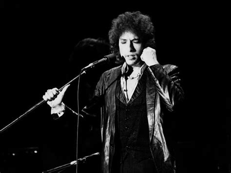 Bob Dylan - Bob Dylan, folk rock music legend - CBS News