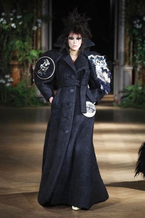 Viktor Rolf Couture Fashion Show, Collection Fall Winter 2019 presented ...