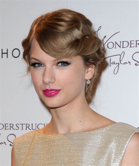 Taylor Swift Pink Lipstick - Taylor Swift Makeup Looks - StyleBistro