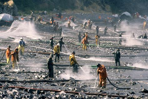 The Exxon Valdez Oil Spill In 33 Devastating Photos