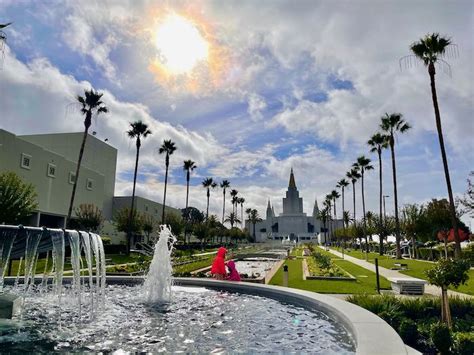 The Impeccable Christmas Lights and Gardens at Oakland's Temple Hill ...