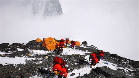 Mountaineering guides complete building route to summit Mt. Qomolangma ...