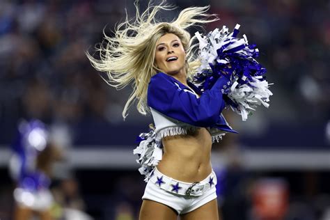 Look: Cowboys Cheerleader Goes Viral Before Kickoff - The Spun