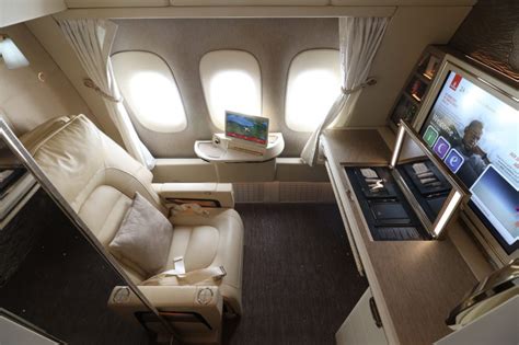 Review: Emirates New First Class Suite on B777-300/ER - SamChui.com