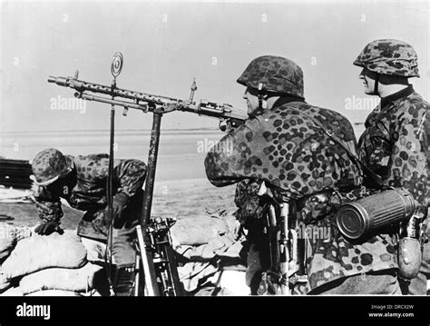 German machine gun WWII Stock Photo - Alamy