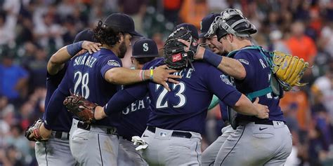 Mariners score nine runs in fourth inning to blow out Astros