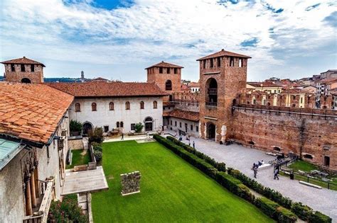 View of Castle Castelvecchio in a summer day in Verona | Castles to visit, Must see italy, Castle