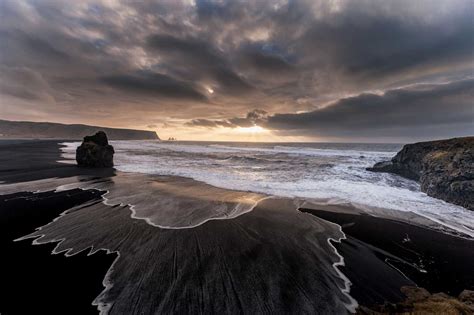 A two minute guide to the black sand beaches in Iceland | Black Tomato